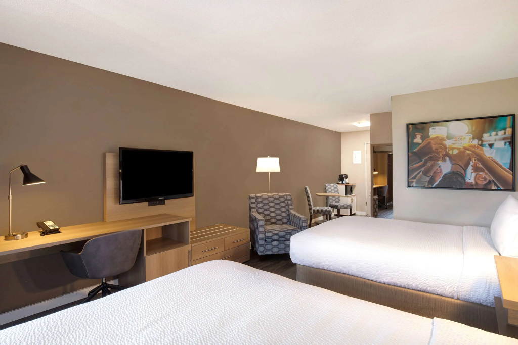 Days Inn by Wyndham Victoria Uptown - 3