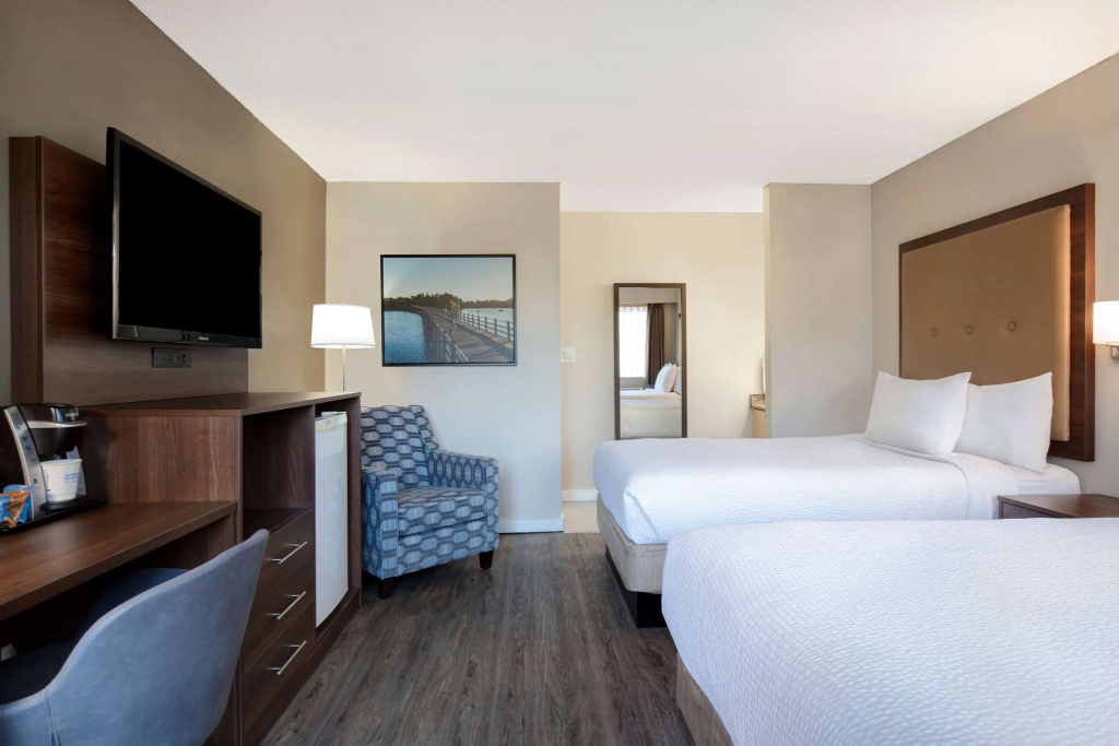 Days Inn by Wyndham Victoria Uptown - 4