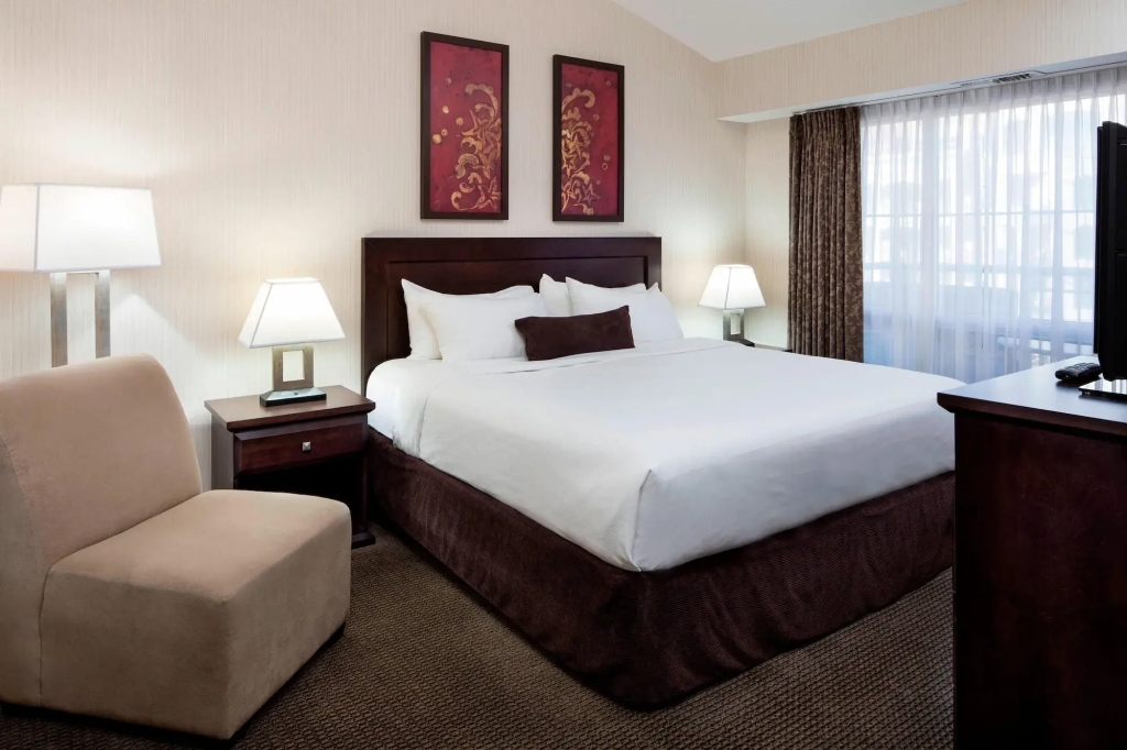 Delta Hotels by Marriott Grand Okanagan Resort - 4