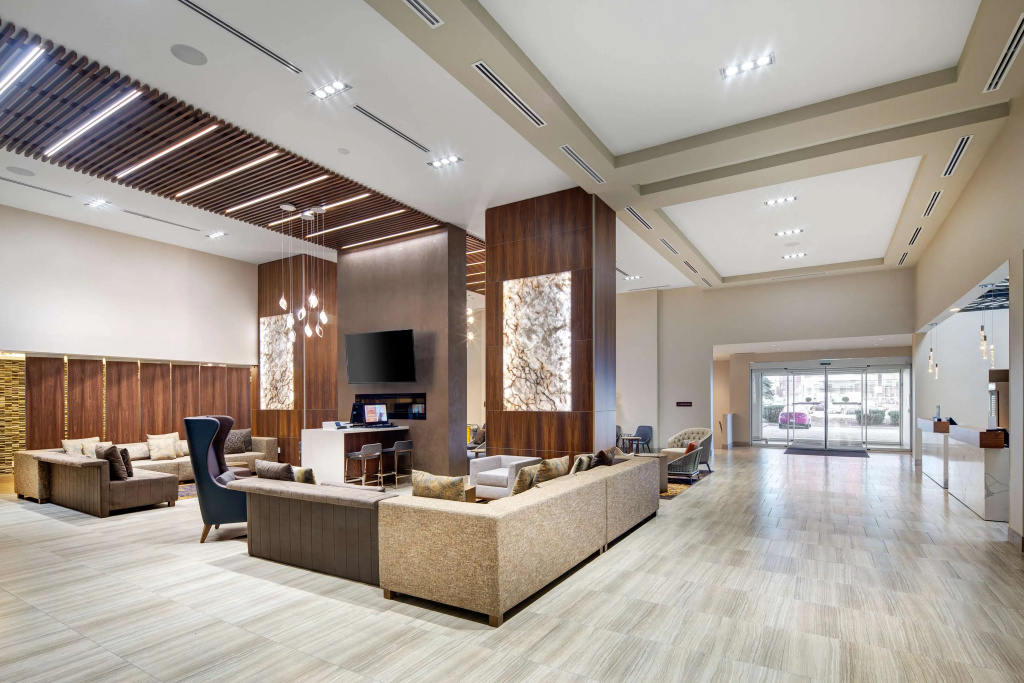 DoubleTree by Hilton Toronto Airport - 2