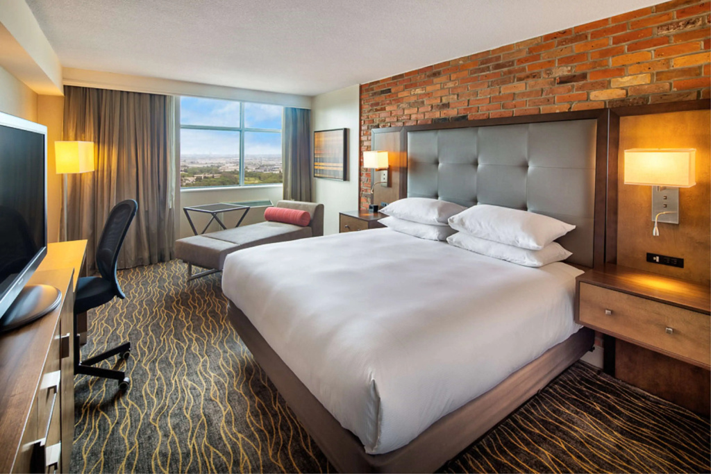 DoubleTree by Hilton Toronto Airport - 3
