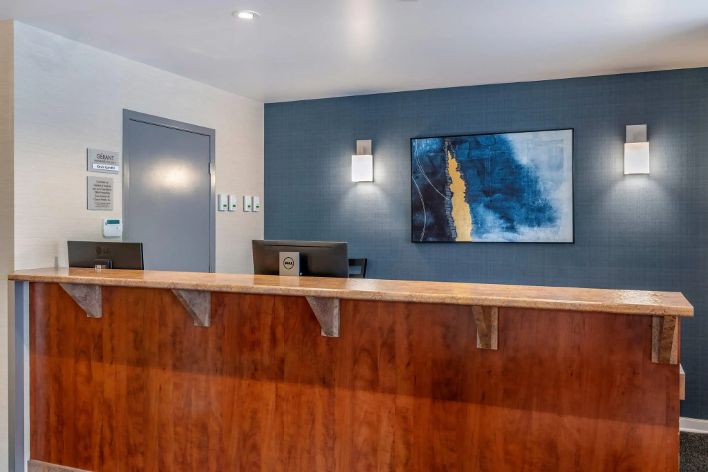 Econo Lodge - 3
