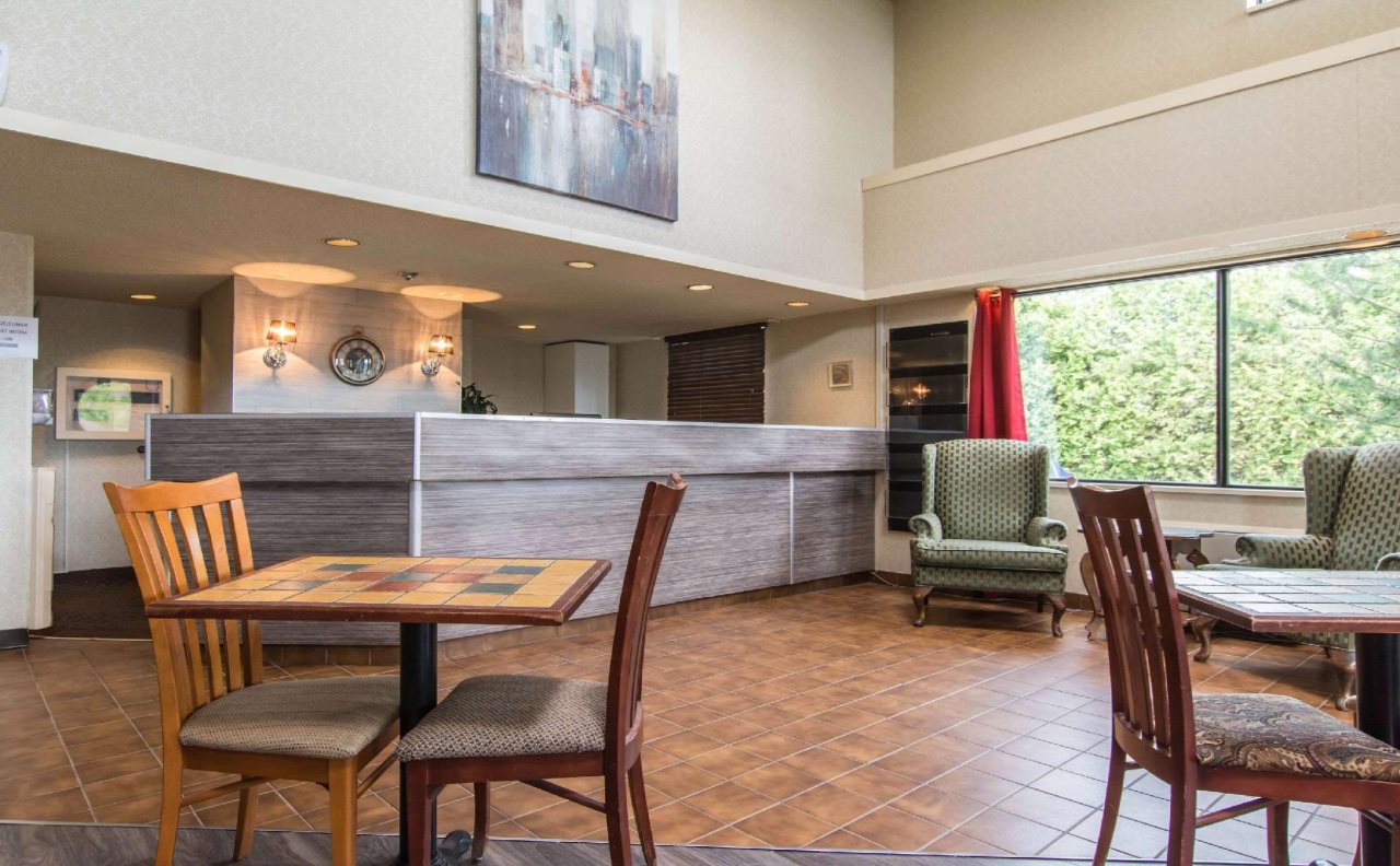 Econo Lodge Airport - 3
