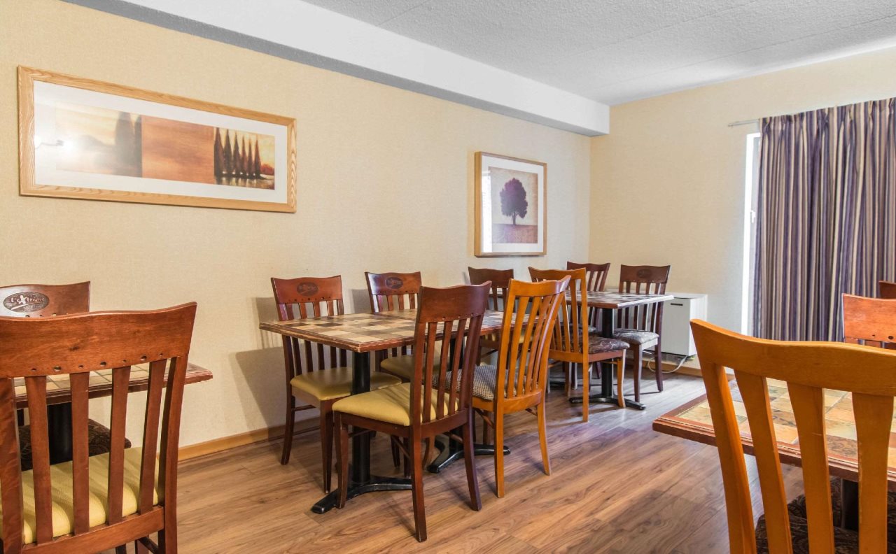 Econo Lodge Airport - 5