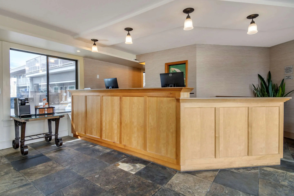 Econo Lodge Inn & Suites - 2