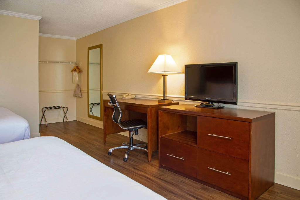 Econo Lodge Inn & Suites - 4