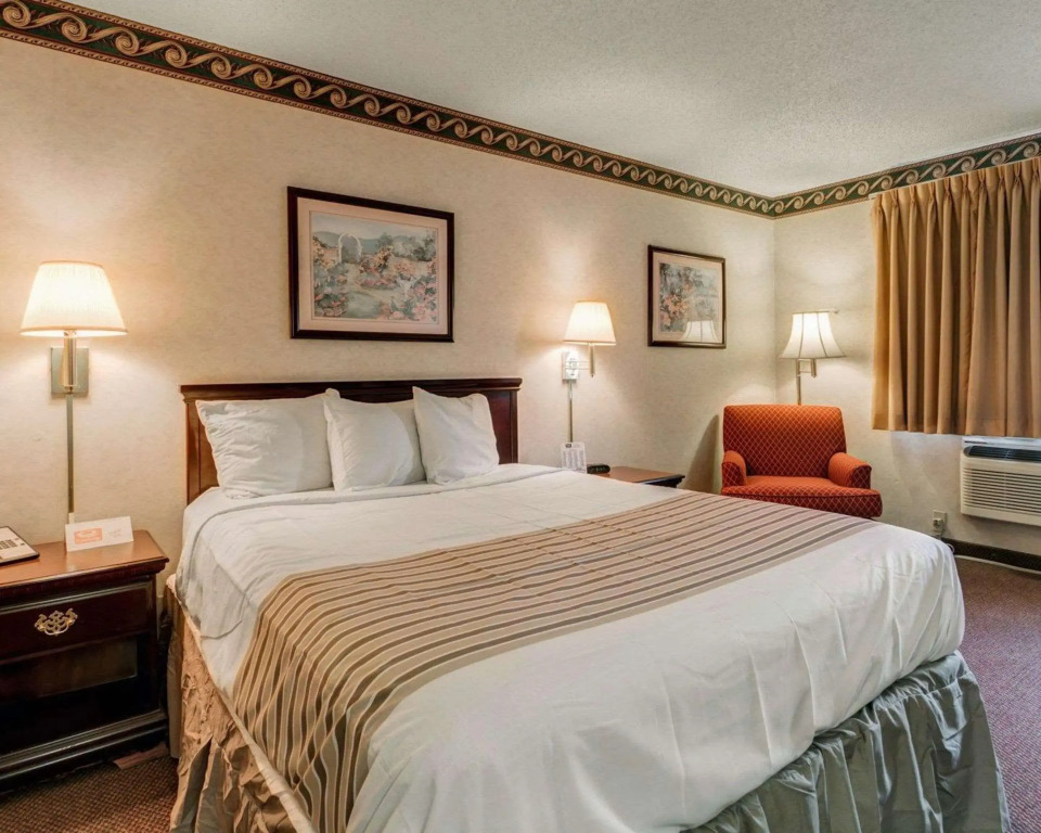 Econo Lodge Inn & Suites El Paso West - 2