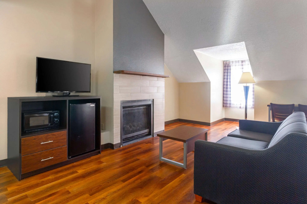 Econo Lodge Inn & Suites Gatlinburg at the Convention Center - 3