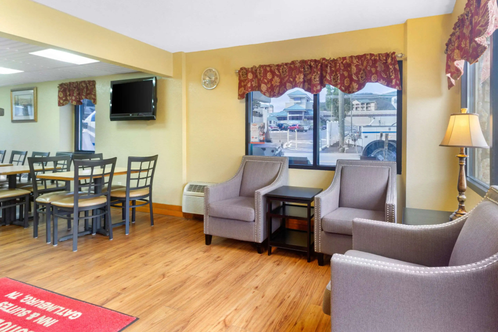 Econo Lodge Inn & Suites Gatlinburg at the Convention Center - 4