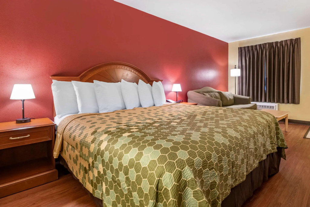 Econo Lodge Inn & Suites Maingate Central - 2