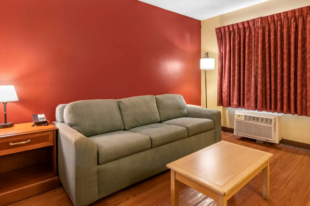 Econo Lodge Inn & Suites Maingate Central - 4