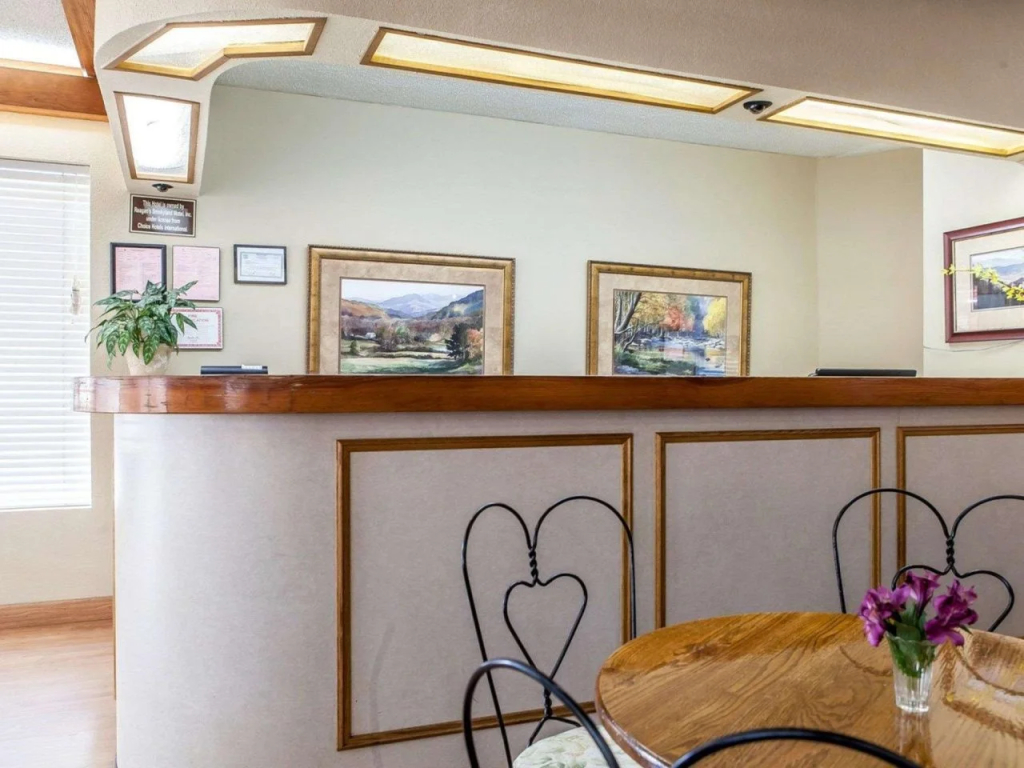 Econo Lodge Inn & Suites On The River - 2