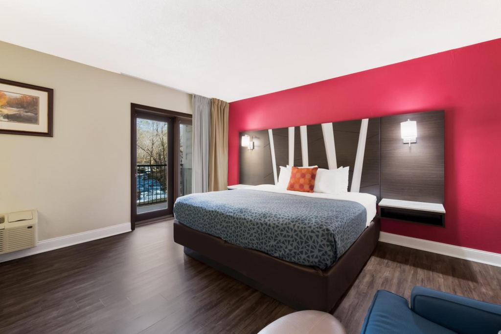 Econo Lodge Inn & Suites On The River - 3