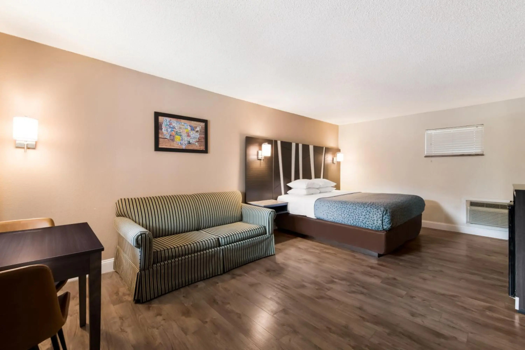 Econo Lodge Inn & Suites On The River - 4