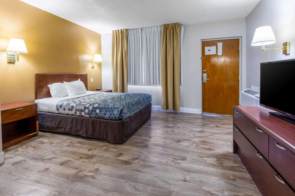 Econo Lodge Inn & Suites On The River - 5
