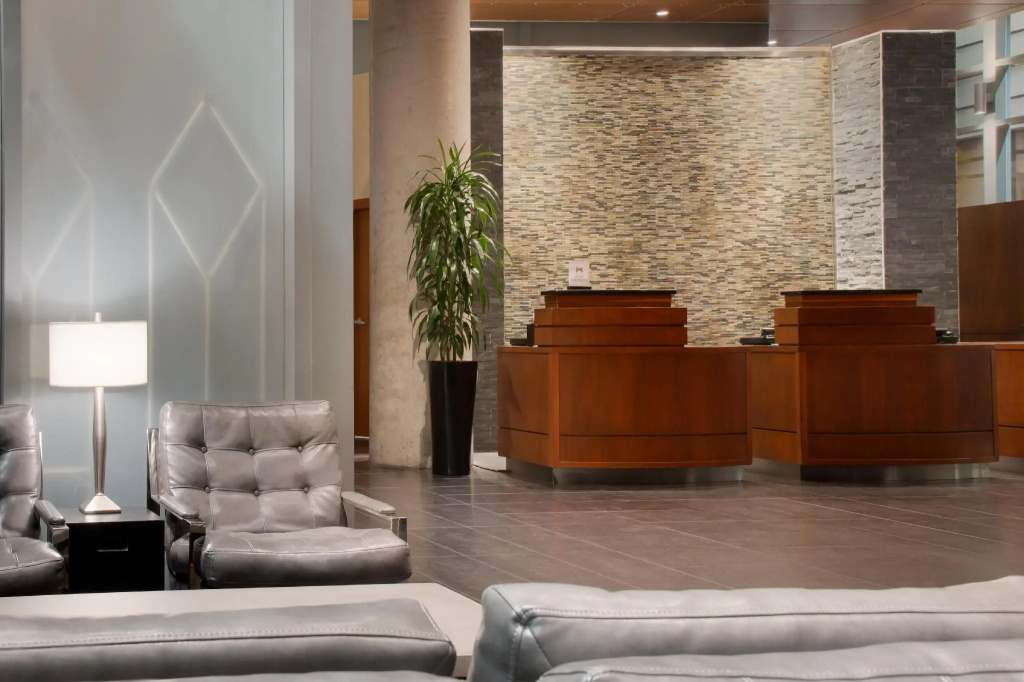 Embassy Suites Montréal by Hilton - 2