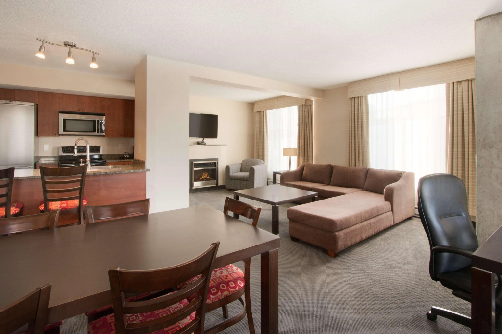 Embassy Suites Montréal by Hilton - 3