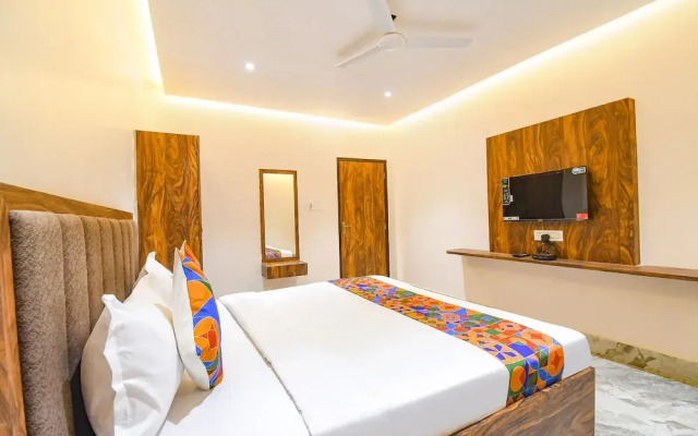 FabHotel Golden Suites - 4