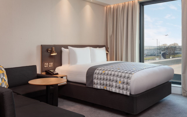 Holiday Inn Manchester Airport by IHG - 3