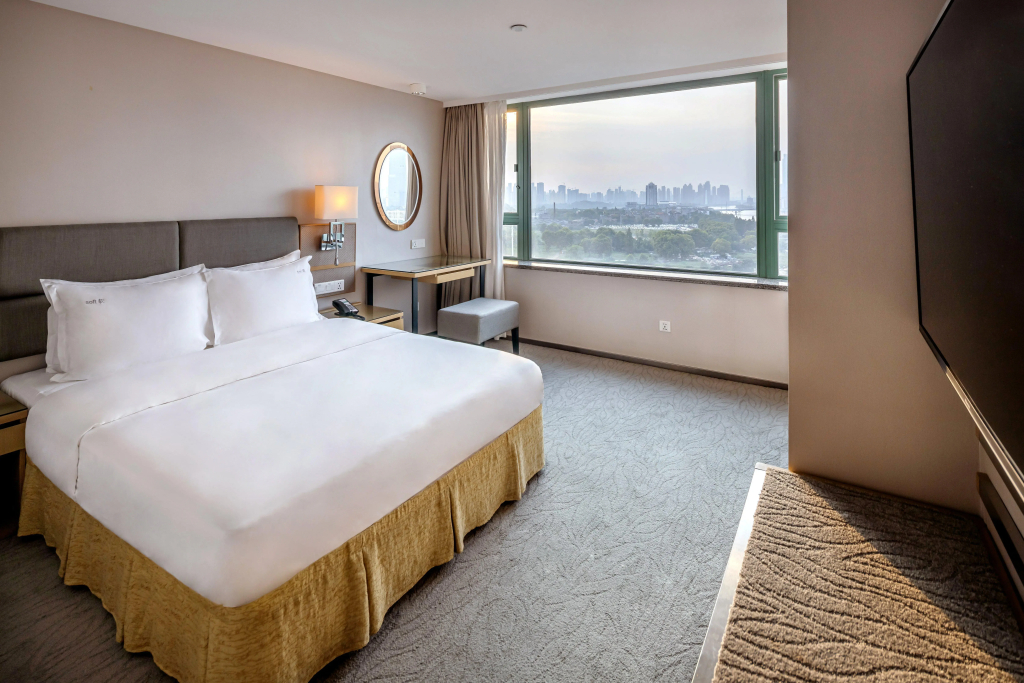 Holiday Inn Riverside Wuhan by IHG - 3