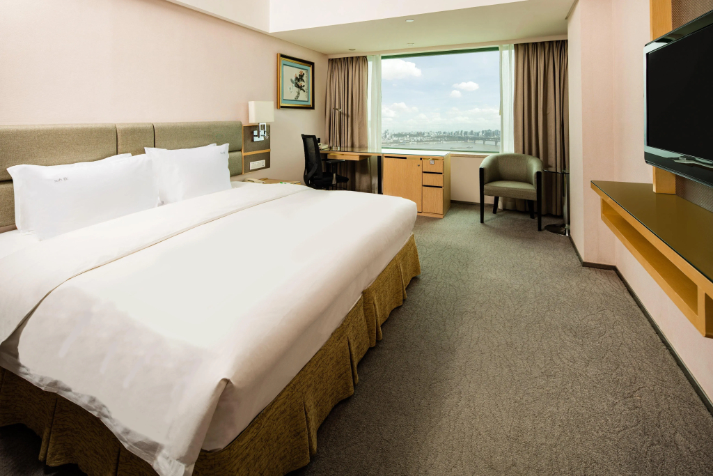 Holiday Inn Riverside Wuhan by IHG - 4