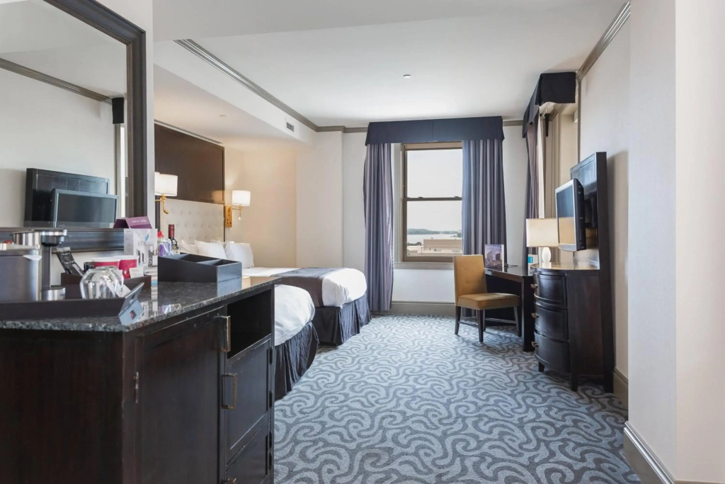 Hotel Blackhawk, Autograph Collection - 4