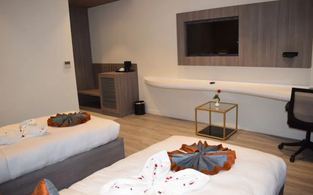 Hotel Deep Clarks Inn Lucknow - 4