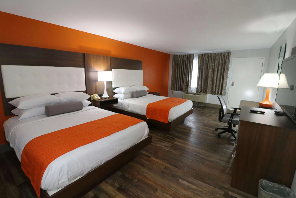 Howard Johnson by Wyndham Downtown Gatlinburg - 2