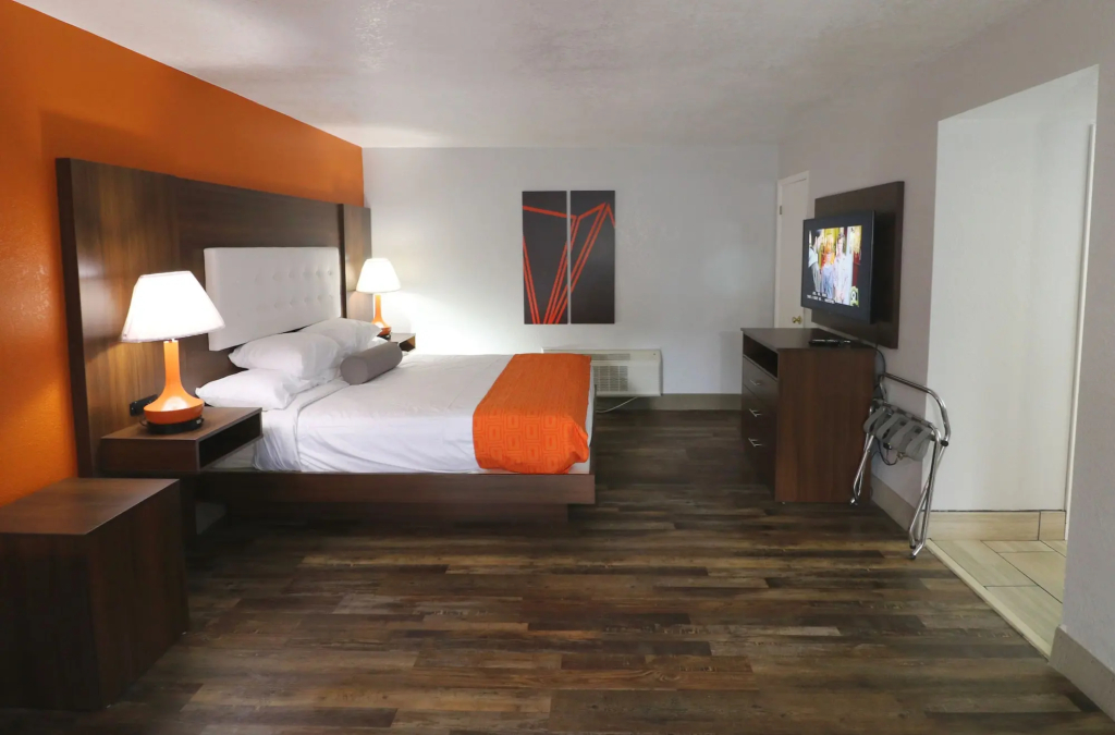 Howard Johnson by Wyndham Downtown Gatlinburg - 4