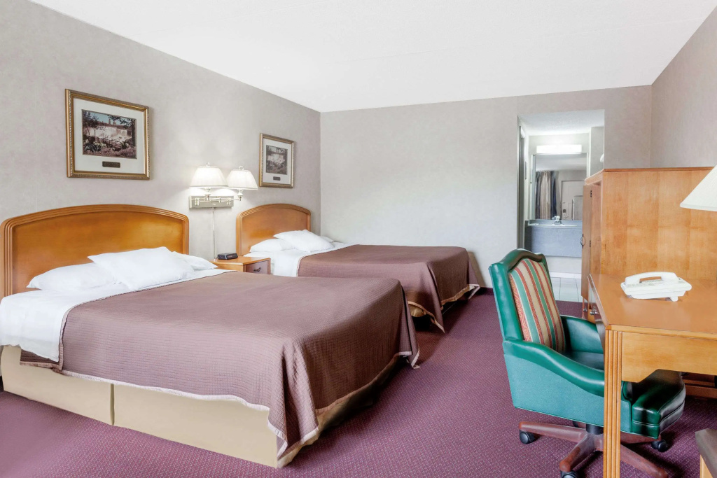 Howard Johnson by Wyndham Niagara Falls - 3