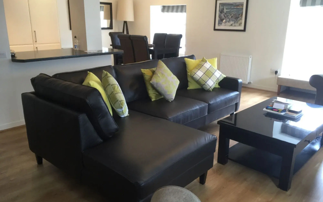 Inverness City Suites - 4