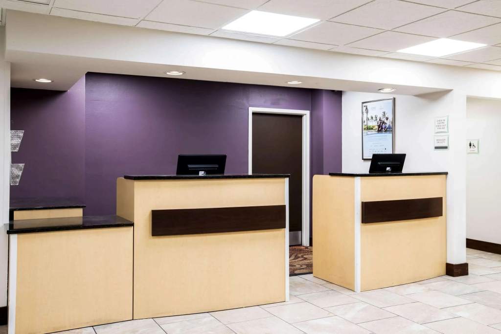 La Quinta Inn by Wyndham Davenport & Conference Center - 2