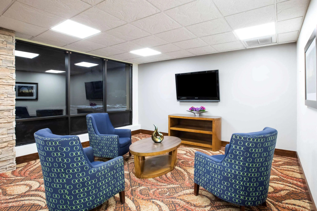 La Quinta Inn by Wyndham Davenport & Conference Center - 3