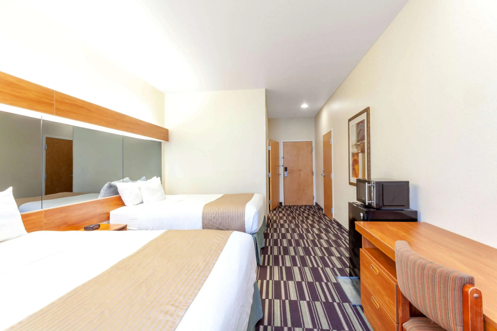 Microtel Inn & Suites by Wyndham Gulf Shores - 2