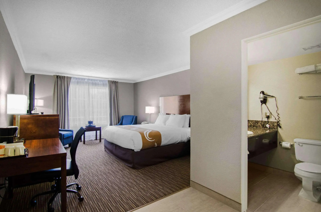 Quality Inn Downtown Inner Harbour - 5