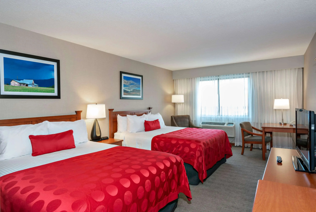 Ramada Hotel & Conference Center by Wyndham Kelowna - 2