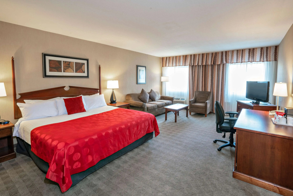 Ramada Hotel & Conference Center by Wyndham Kelowna - 3