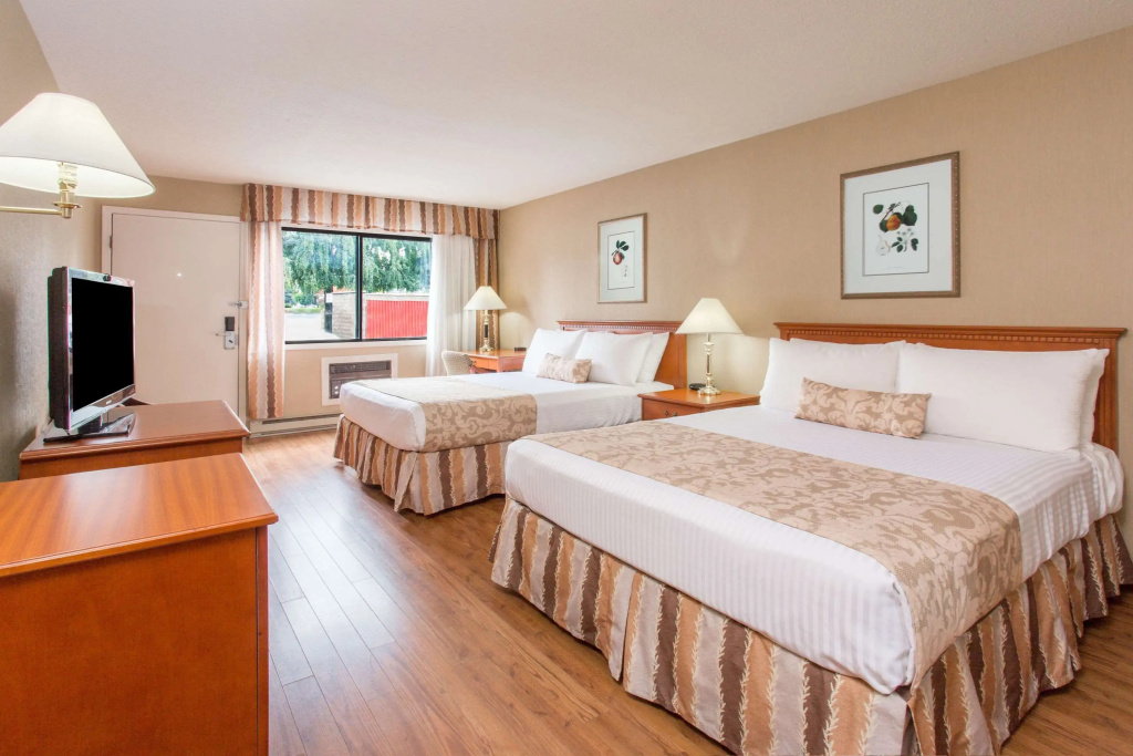 Ramada Hotel & Conference Center by Wyndham Kelowna - 4