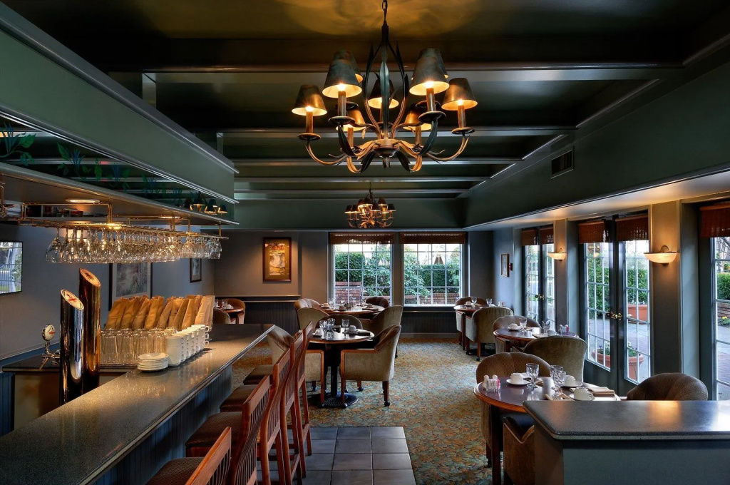 Royal Scot Hotel & Suites - 2
