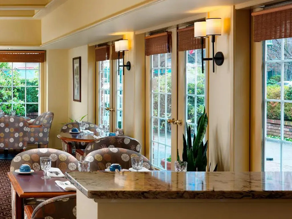 Royal Scot Hotel & Suites - 5