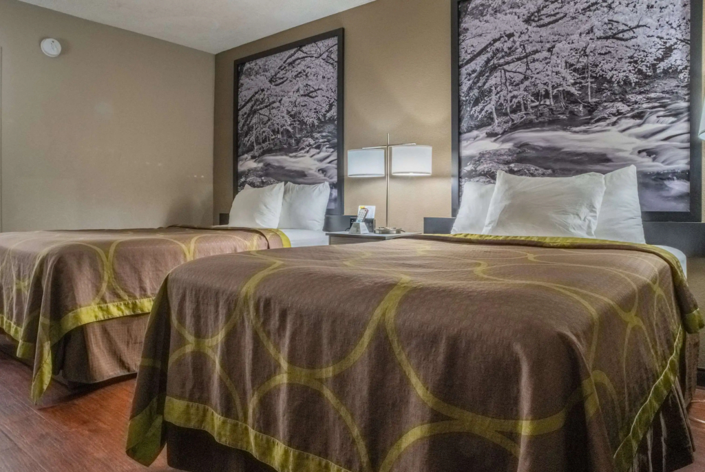 Super 8 by Wyndham Downtown Gatlinburg at Convention Center - 4