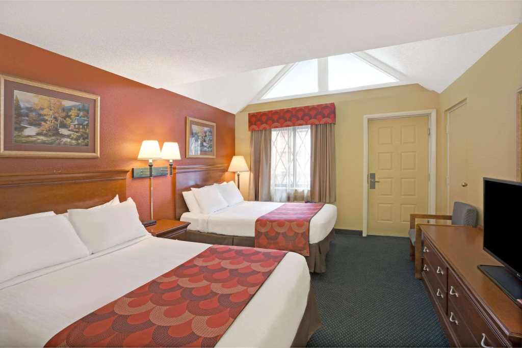 Super 8 by Wyndham Downtown Gatlinburg at Convention Center - 5