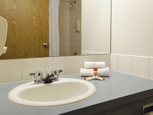 Super 8 by Wyndham Edmonton International Airport - 2