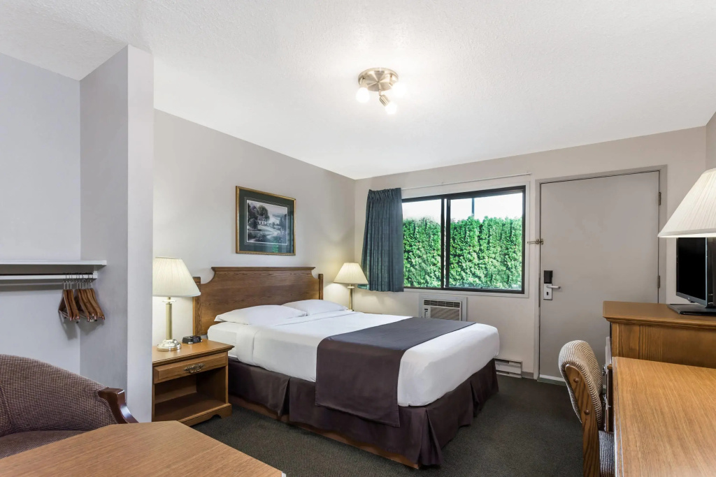 Super 8 by Wyndham Kelowna BC - 3