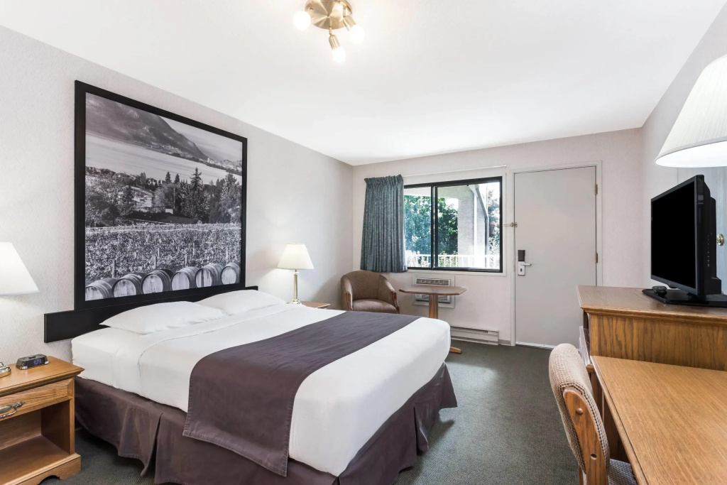 Super 8 by Wyndham Kelowna BC - 5