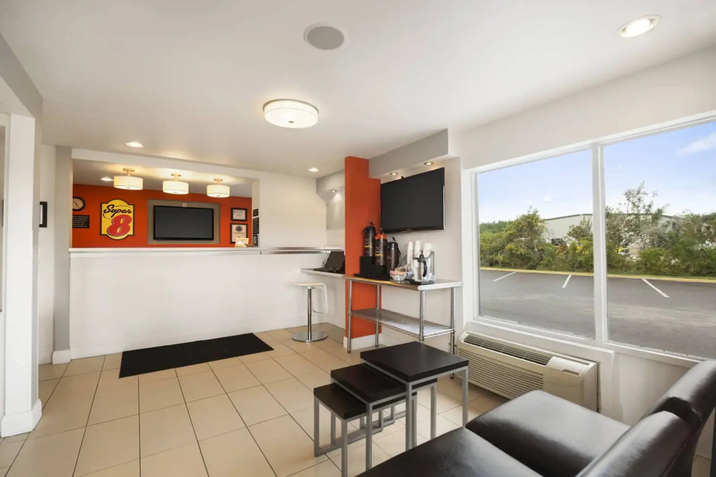 Super 8 by Wyndham Ormond Beach - 2