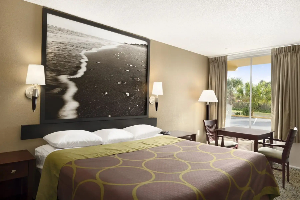 Super 8 by Wyndham Ormond Beach - 3