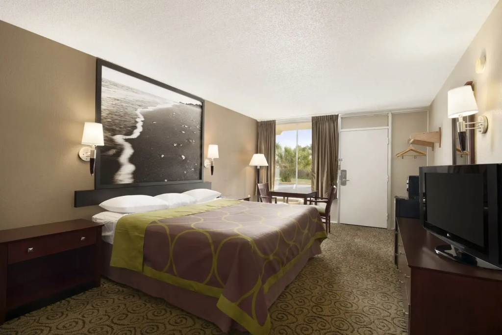 Super 8 by Wyndham Ormond Beach - 4