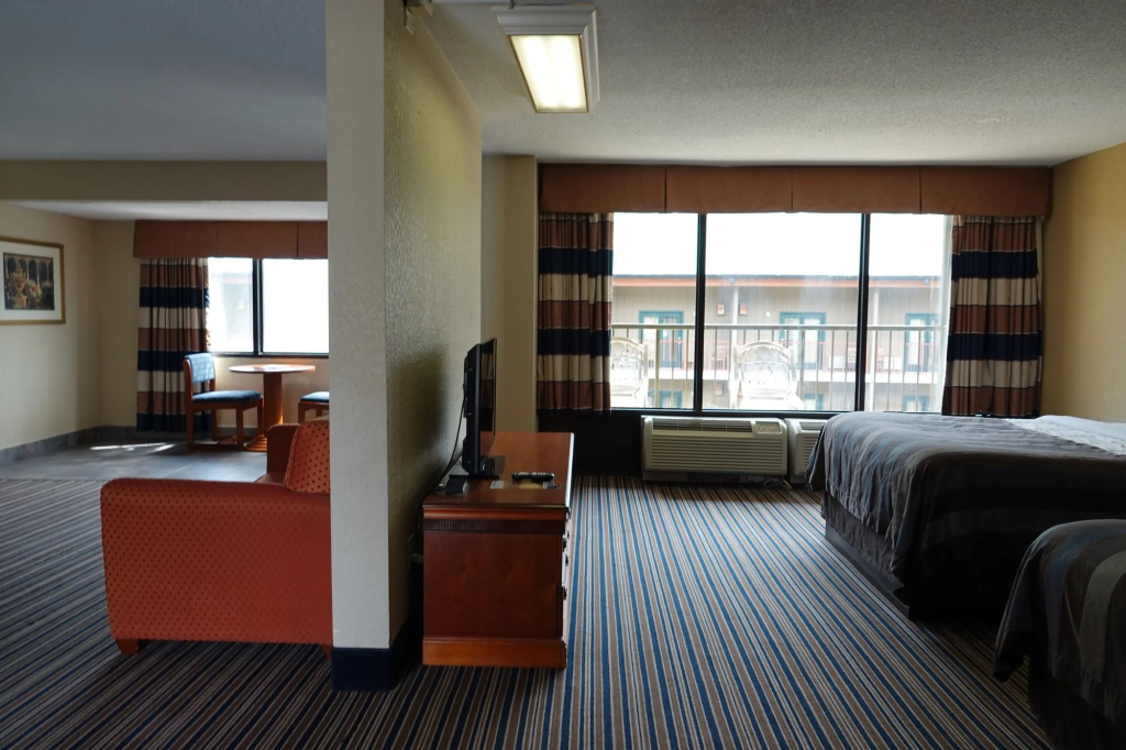 SureStay Plus Hotel by Best Western Gatlinburg - 4