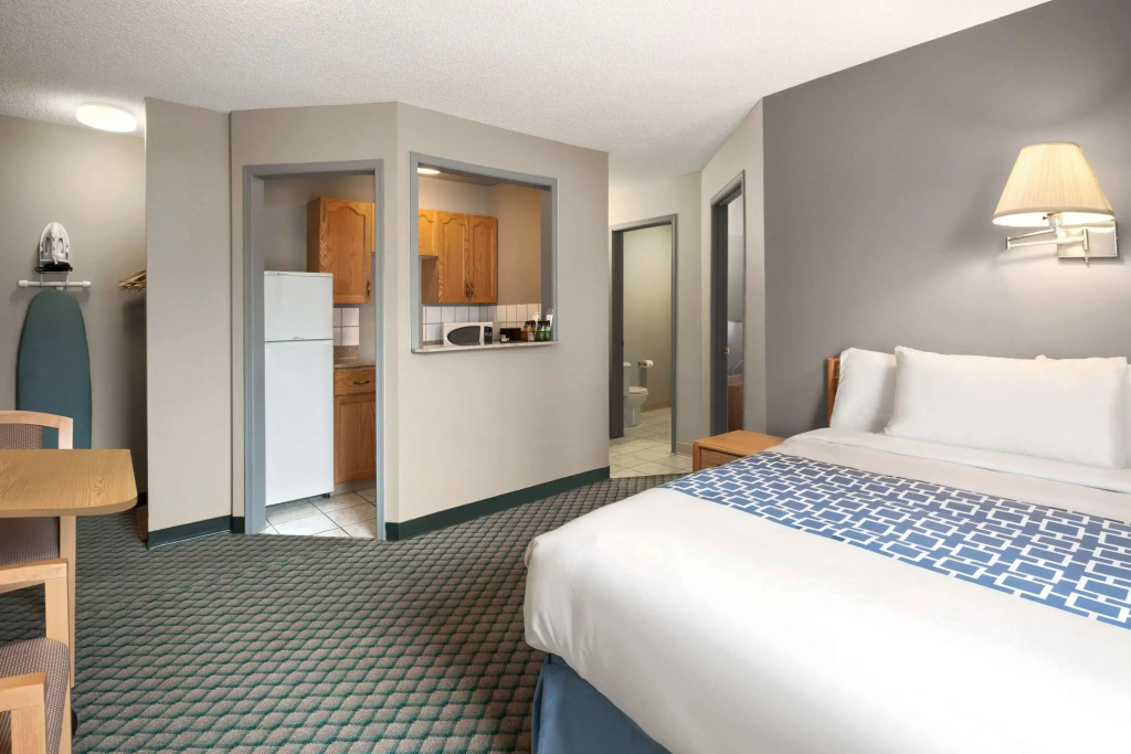 Travelodge by Wyndham Edmonton Airport - 3